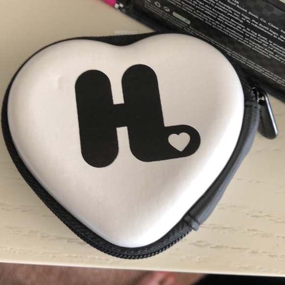 MONSTER Harajuku Lovers Earbuds - Picture 9 of 12